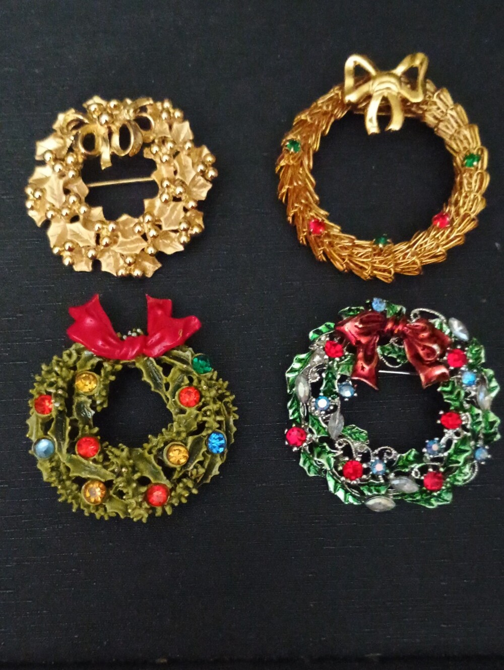 Festive Multi-Color Christmas Wreath Brooch Set - Women Jewelry